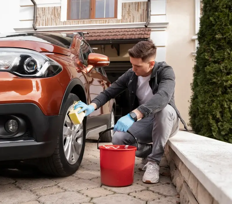 Lavage auto à domicile Ouzouer-sur-Loire : professionnel intervenant sur un véhicule